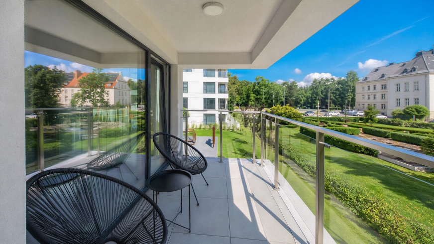 Apartament Zamkowa Park w Węgorzewie z garażem podziemnym, windą i bogatym wyposażeniem. Położony w centrum miasta – 150 m od zabytkowego zamku krzyżackiego i 350 m od portu.