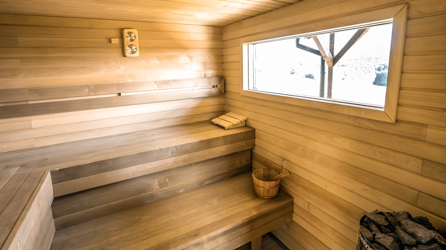Wygodna sauna z drewna olchowego i termo-olchy wypełnia wnętrze przyjemnym, naturalnym aromatem.