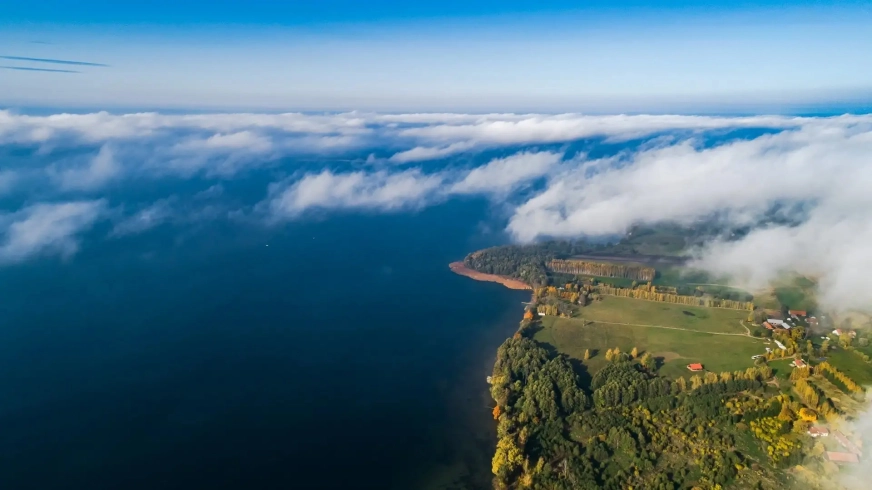 Dlaczego Mazury tak często toną we mgle? Jeziora tworzą idealne warunki