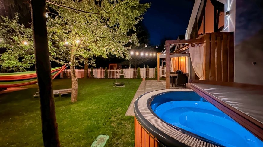 Prywatna sauna i balia z hydromasażem — pomysł na halloweenowy wieczór na Mazurach - fot. Domki Gaia