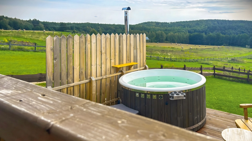 Sauna, jacuzzi pod gwiazdami, kuchnia opalana drewnem i kominki w domkach — tutaj jesienny wieczór można spędzić na wiele sposobów - fot. Pasterzewo 19