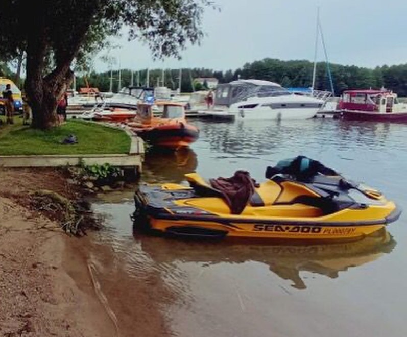 Wypadek dwóch skuterów wodnych na jeziorze Dargin. Ranny 16-latek