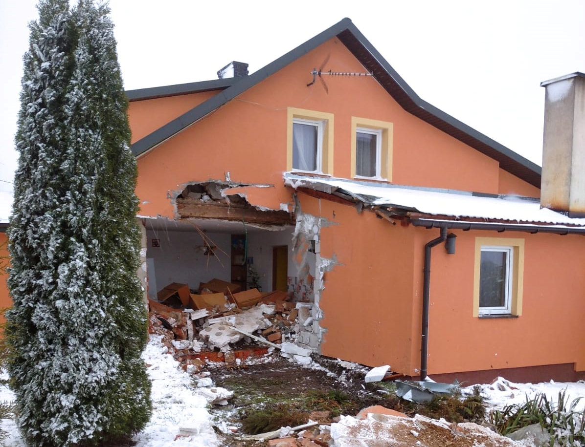 Ciężarówka zniszczyła dom na Mazurach. Starsi mieszkańcy potrzebują pomocy