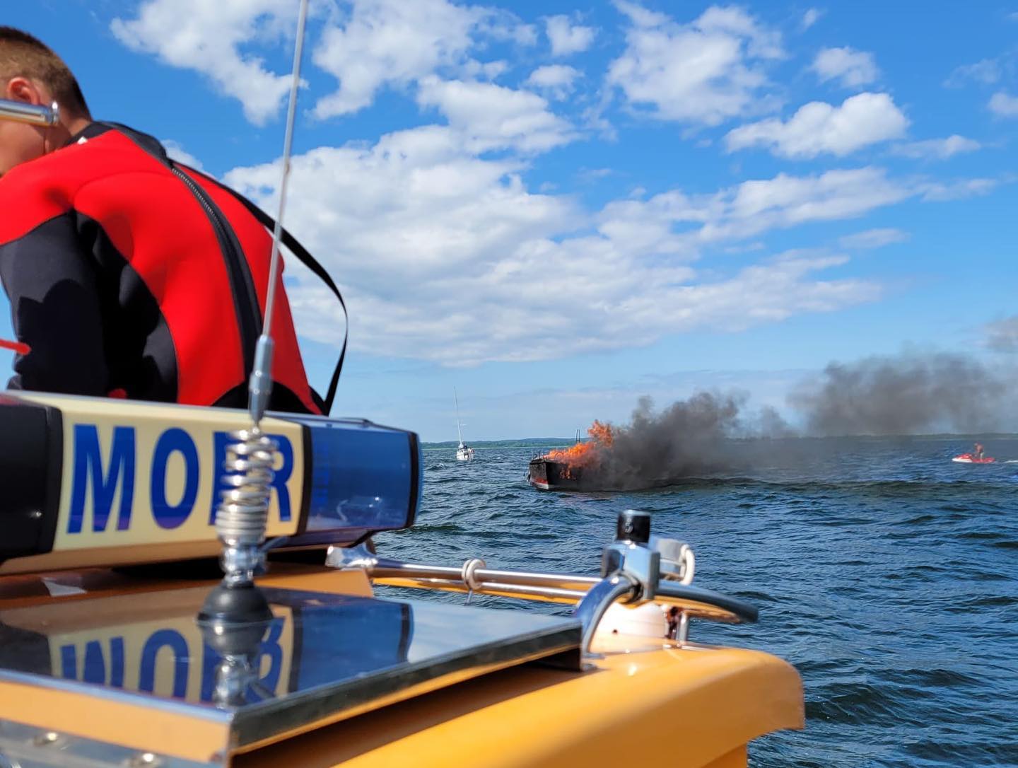 Groźne wydarzenie na Mazurach. Pożar łodzi na jeziorze Śniardwy