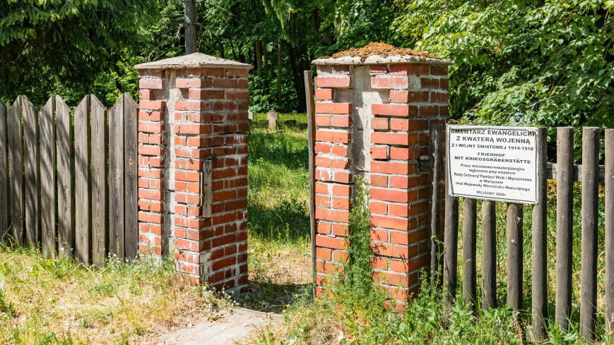 Cmentarz ewangelicki z XIX w. z kwaterą wojenną - zdjęcie 1